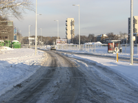 907681 Gezicht over de besneeuwde Talmalaan en omgeving te Utrecht, vanaf de Draaiweg, met op de achtergrond een ...